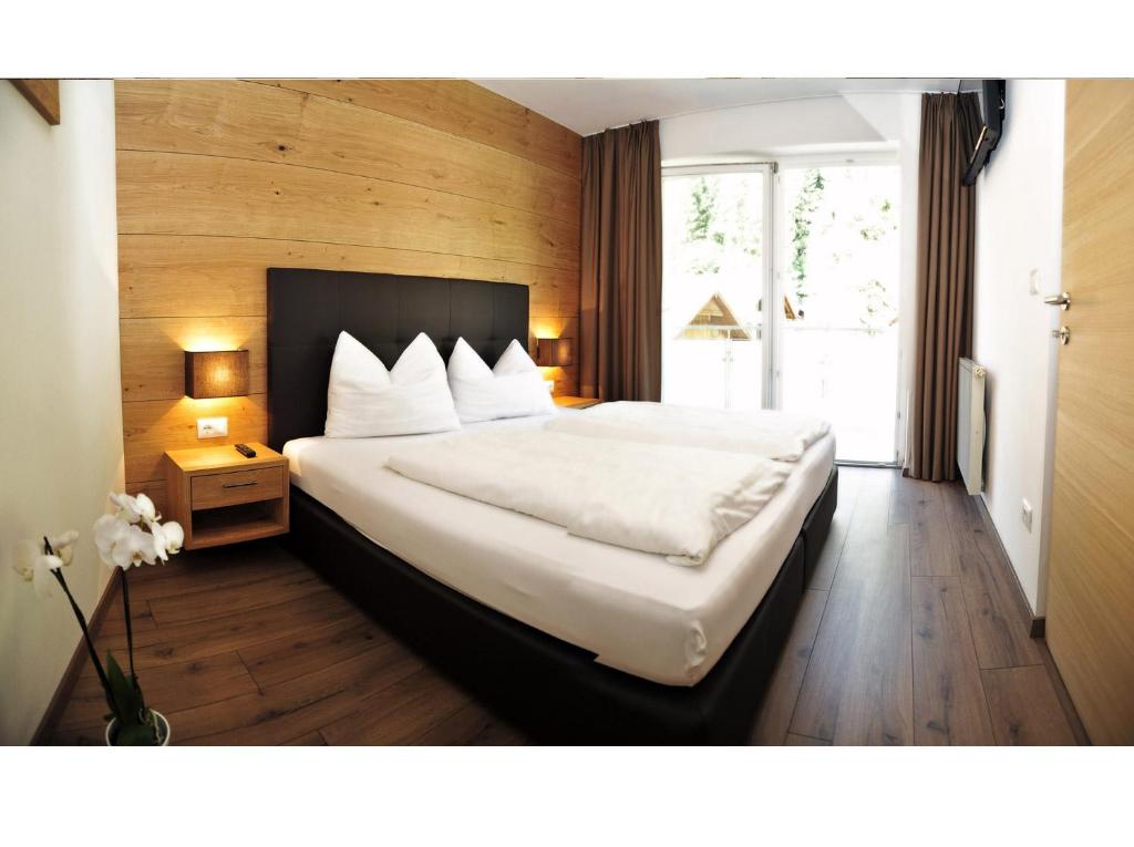 坎波图雷斯中心公寓式酒店的一间卧室设有一张大床和一个窗户。