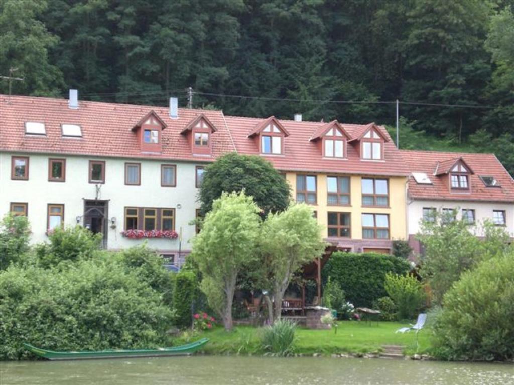 GamburgGästehaus Martin的水边的大房子
