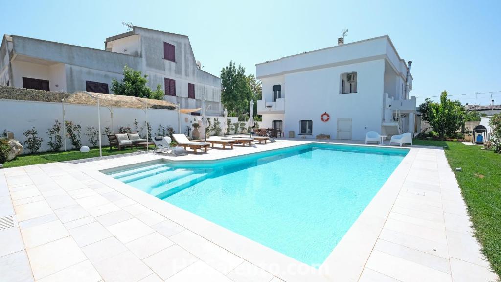 加利亚诺德尔卡波VIlla Ercolani Luxury by HDSalento的别墅前的游泳池