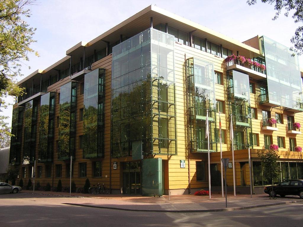 德鲁斯基宁凯德鲁斯金卡列图维Spa大酒店的街道上带玻璃窗的大型建筑