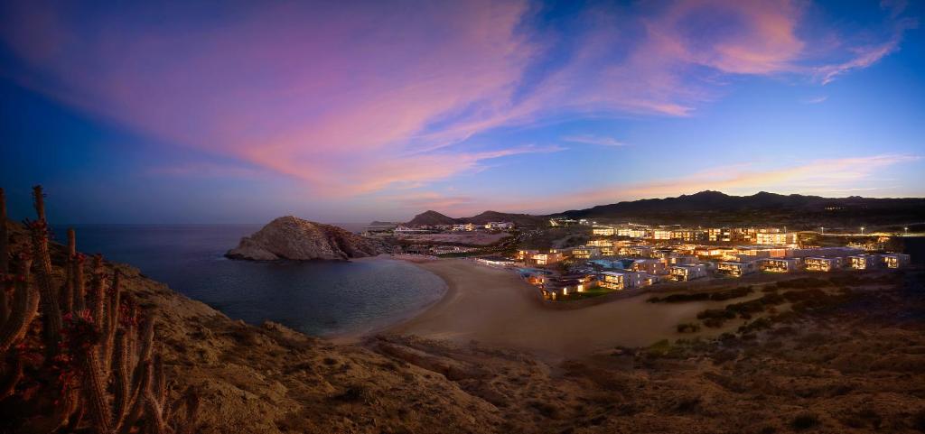 卡波圣卢卡斯Montage Los Cabos的夜晚海滩与城市景观