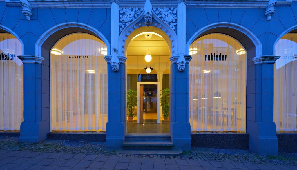 费尔贝特罗勒德宾馆的蓝色的建筑,设有拱形窗户和门