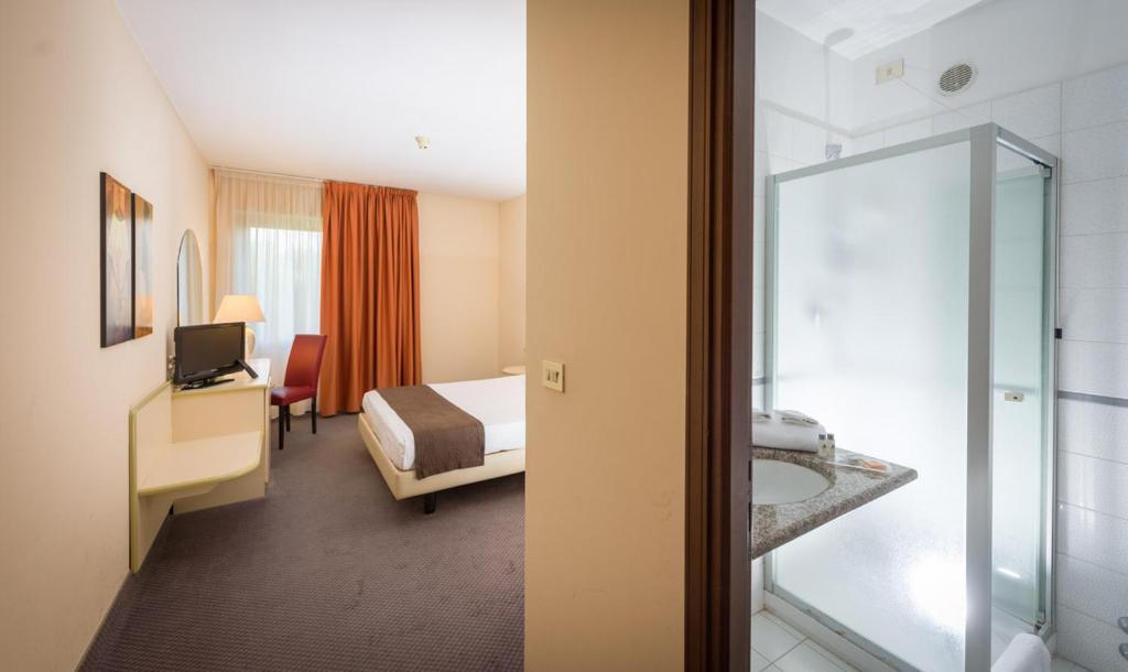 罗斯塔德阿培丝酒店的一间酒店客房 - 带一张床和一间浴室
