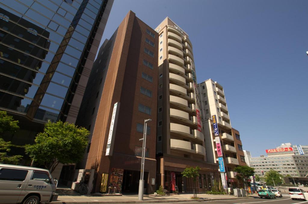 札幌札幌站前北口路线客栈酒店的城市街道上一座高大的建筑,有建筑