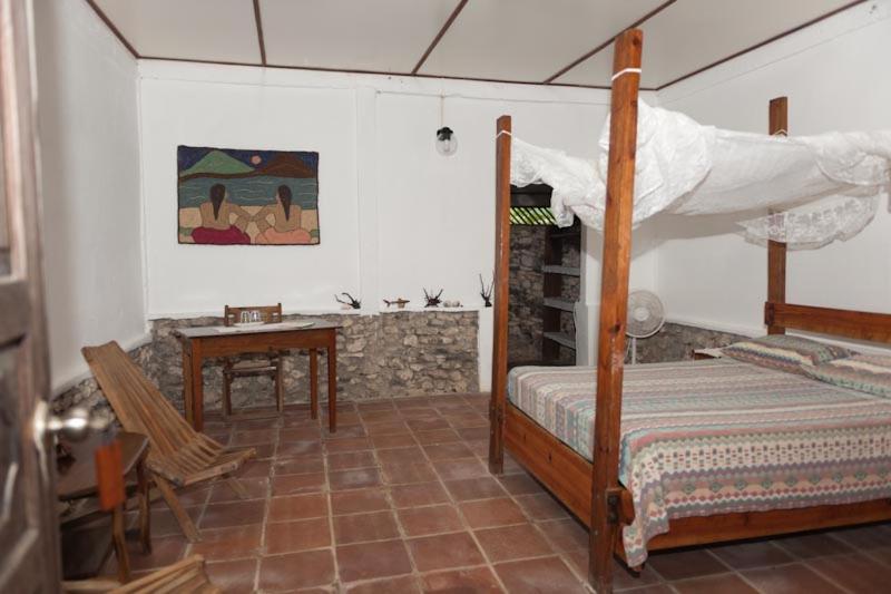大玉米岛La Princesa de La Isla的一间卧室配有一张床、一张桌子和一张书桌