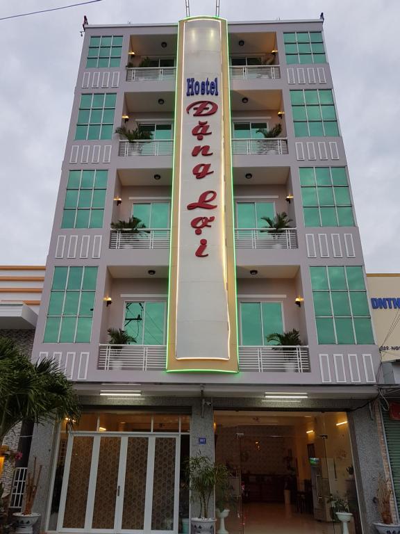 朱笃Hostel Đặng Lợi ホステルダンロイ的前面有酒店标志的建筑