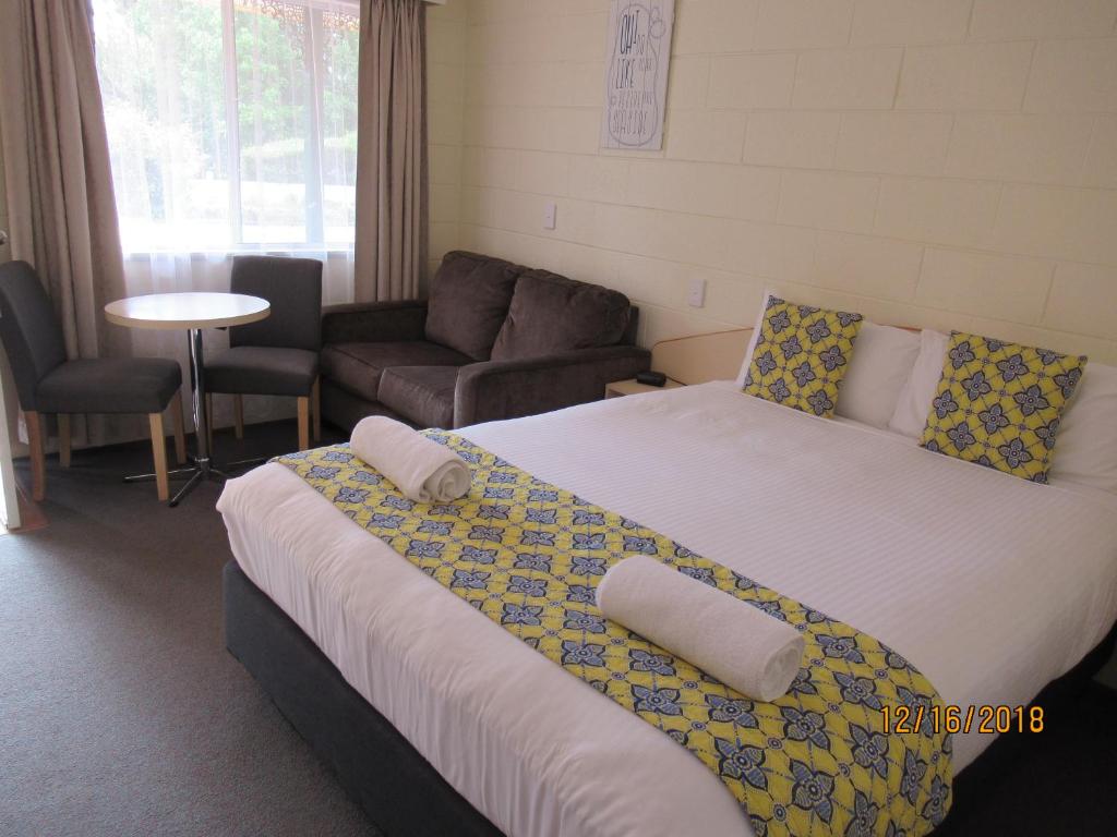 莫鲁亚墨儒雅汽车旅馆的一间卧室配有一张大床和一张沙发