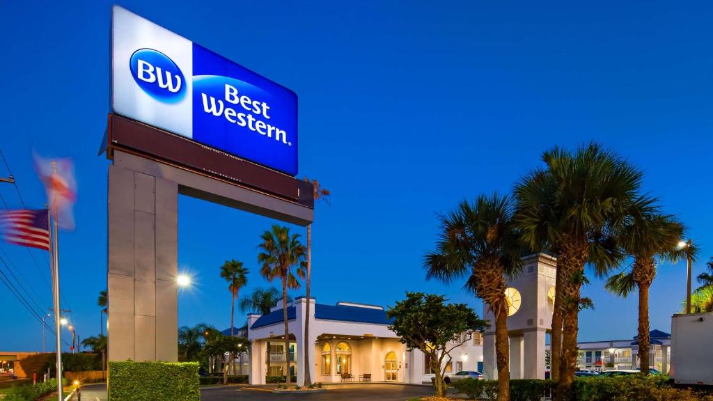 奥兰多奥克兰东中佛罗里达大学区贝斯特韦斯特酒店的一座有读书最好的西方标志的建筑