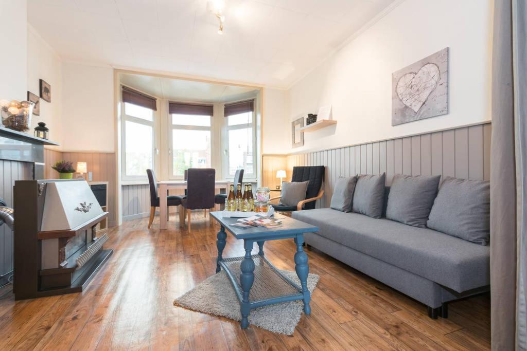 布鲁日Charmant appartement met zicht Damse vaart @Brugge的客厅配有沙发和桌子