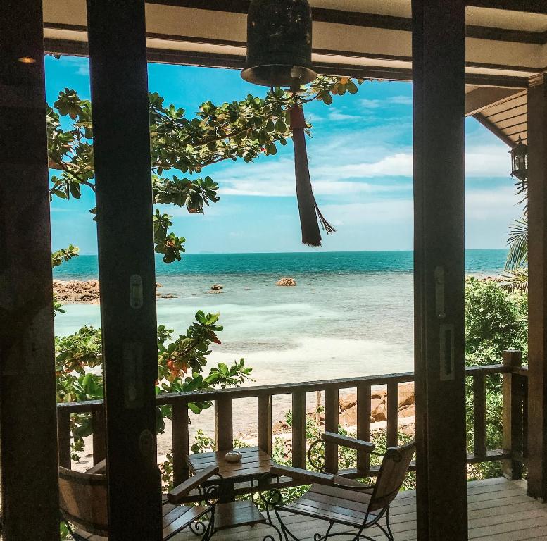 Haad Chao PhaoZama Resort Koh Phangan的从度假村的门廊上可欣赏到海滩景色