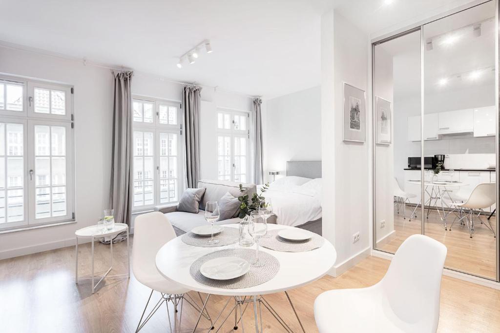 格但斯克VIU Seven Heaven Apartment的白色的客厅配有白色的桌子和椅子