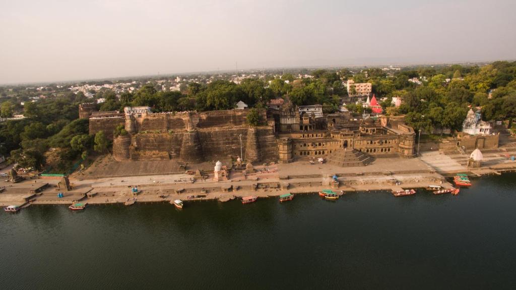 MaheshwarAhilya Fort的水边城堡的空中景观
