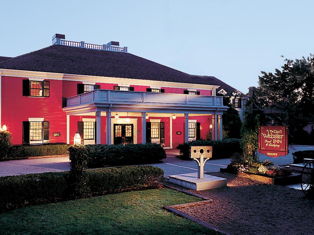 桑威奇丹韦伯斯特水疗酒店的前面有标志的红色房子