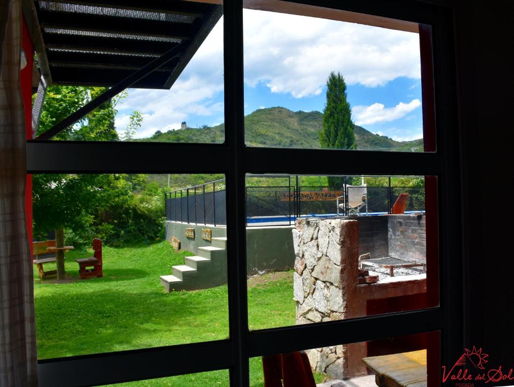 波特雷罗德洛斯弗内斯Posada Valle del Sol的从院子的窗户欣赏风景