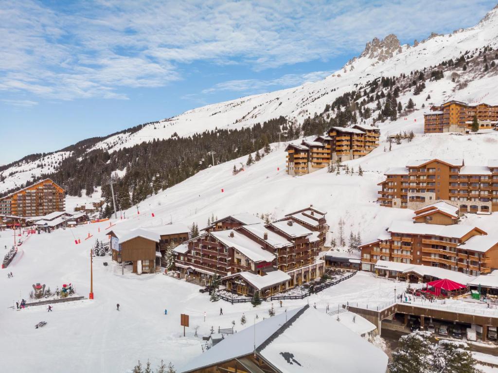 美贝尔瓦隆峰酒店的雪地中滑雪胜地的空中景观