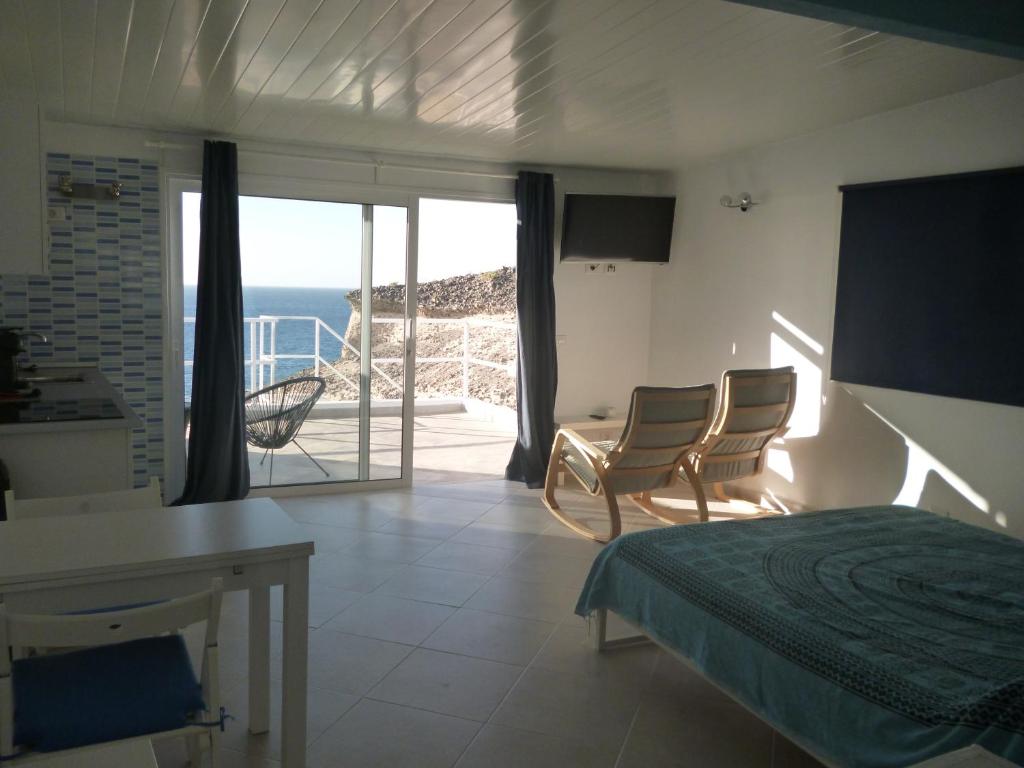 La Mareta罗卡马尔特内里费旅馆的一间卧室配有一张床,享有海景