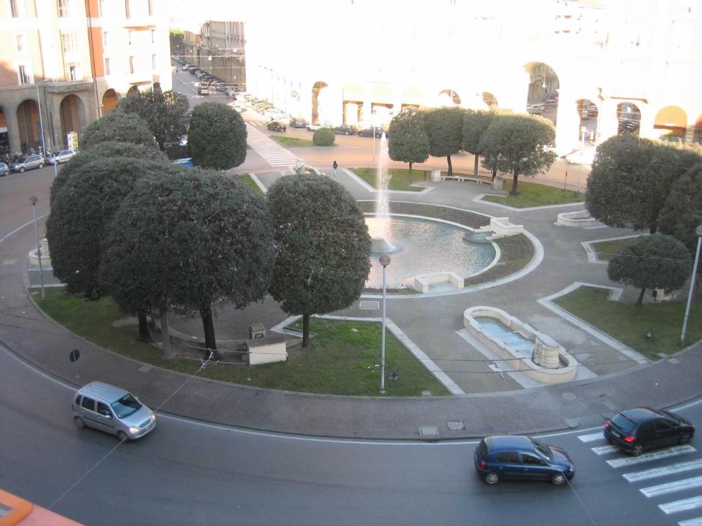 博洛尼亚Gramsci, Bologna by Short Holidays的街道上设有喷泉和汽车的公园