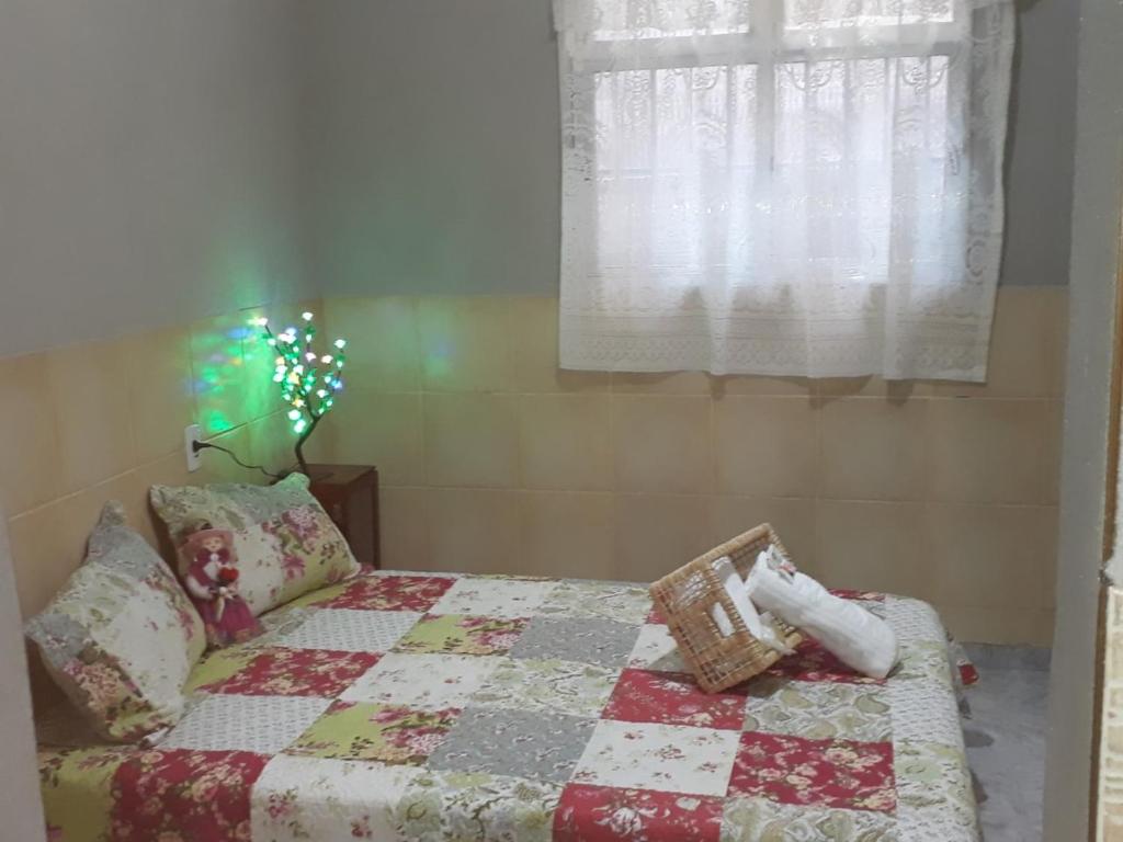 尼泰罗伊Pousada Mara Mar Niterói的一间卧室配有床,床上装有被子