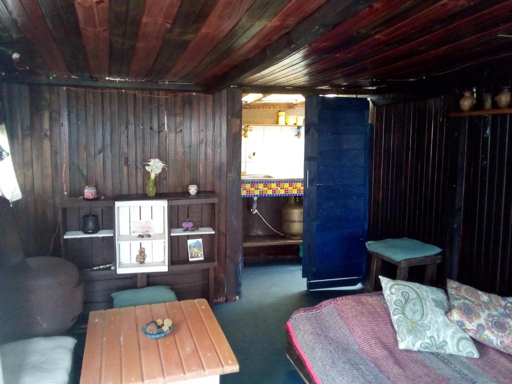 凯博波洛尼奥Casa Gaia Cabo Polonio的一间客房内配有床和桌子的房间