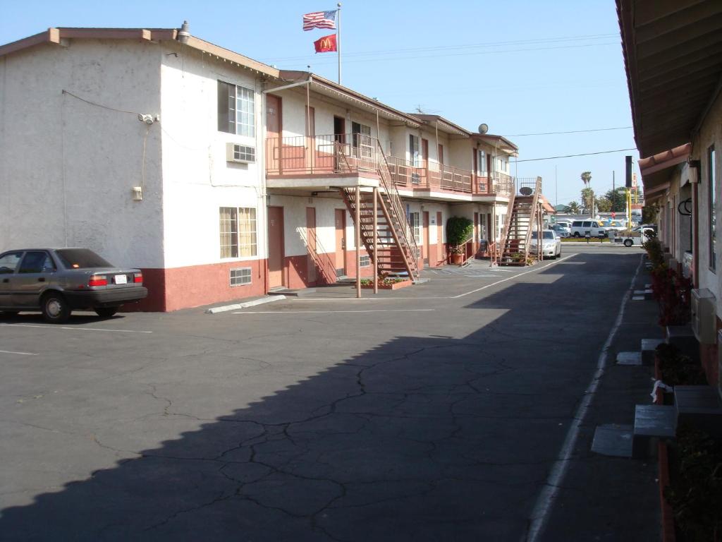 South El Monte美国旅馆的城镇中一条有建筑的街道