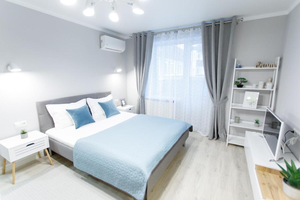苏梅Apart-Hotel "LAVINA"的白色的卧室设有床和窗户