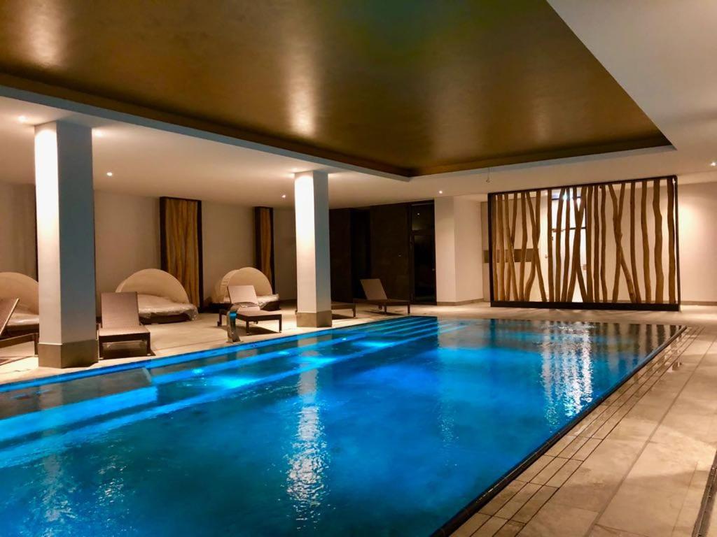 伯尔格伦德-雷特维施Sunny Suite 14 - charmant und elegant mit Pool und Saunabereich的蓝色的酒店的大型游泳池