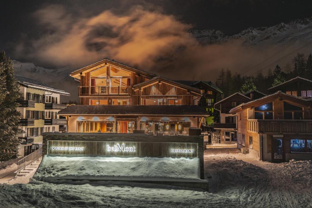 萨斯费Apart Lodge belMont的一座大木屋,晚上在雪中