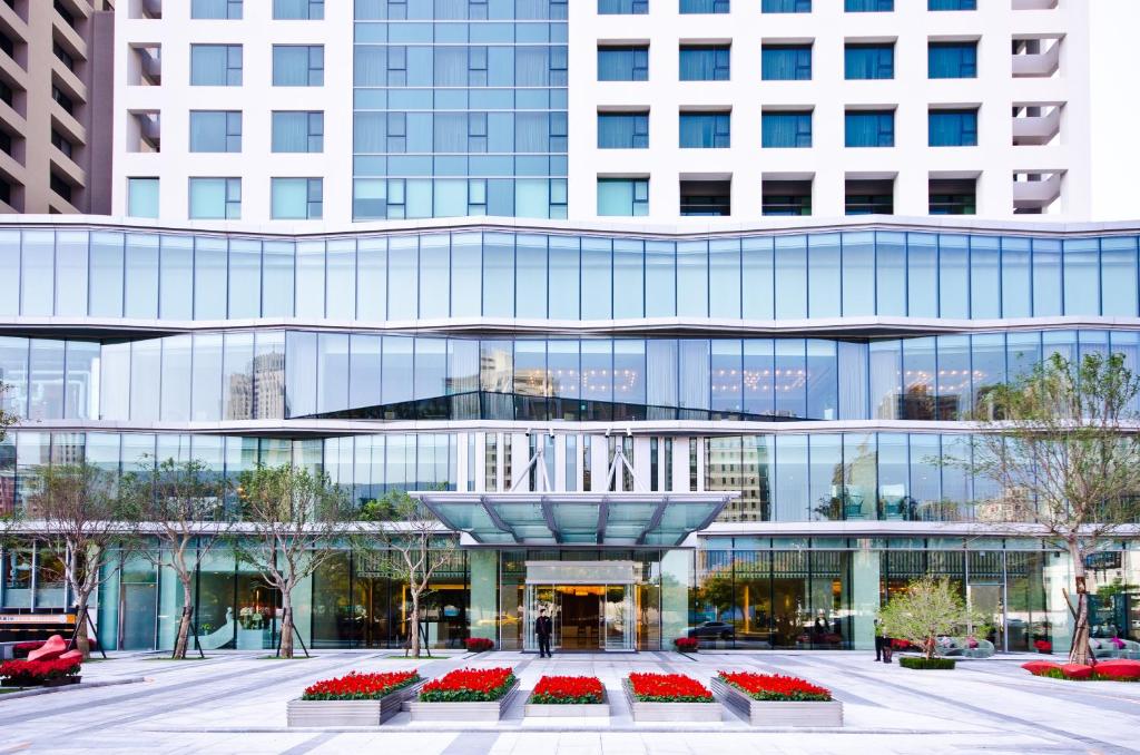 台中市台中千禧酒店的一座大型玻璃建筑,前面有一个喷泉