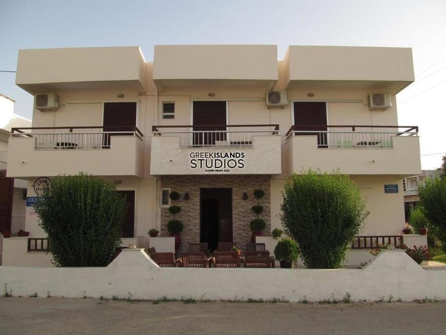 卡尔扎迈纳Greek Islands Studios的一座建筑,上面标有读优异工作室的标志