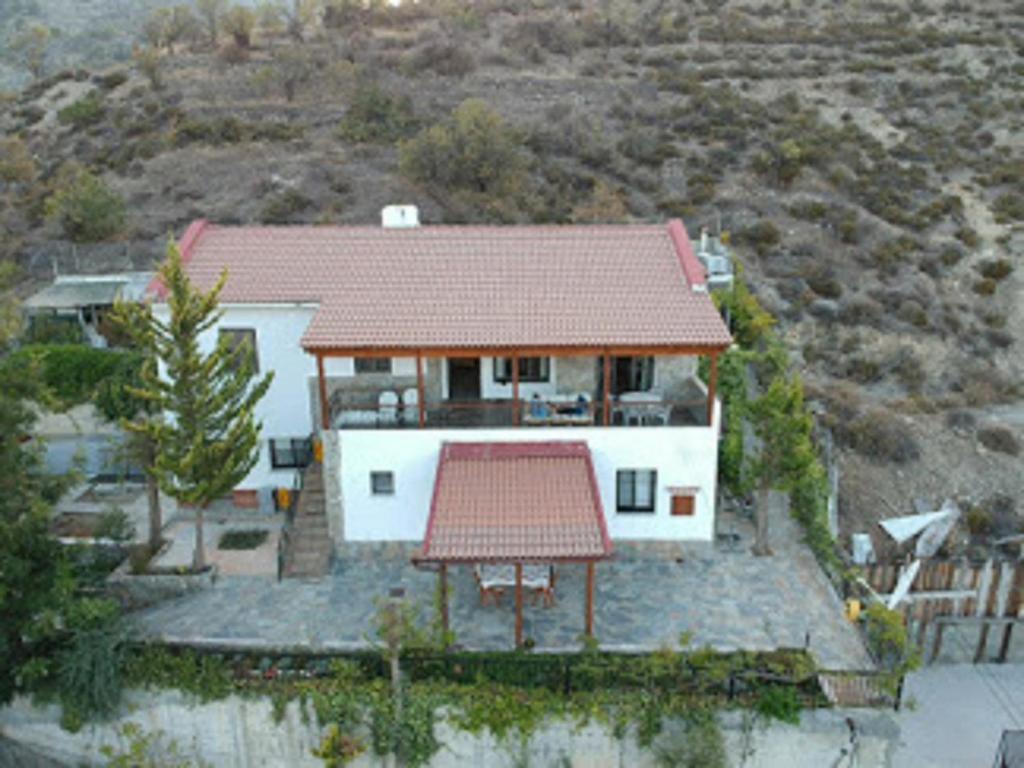 PalechoriDanai House的享有红色屋顶房屋的空中景致
