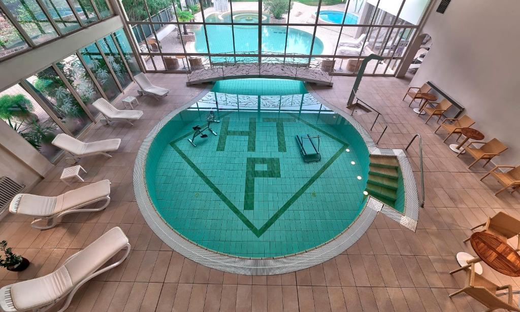 阿巴诺泰尔梅特尔姆帕特里亚酒店的大楼游泳池的顶部景色