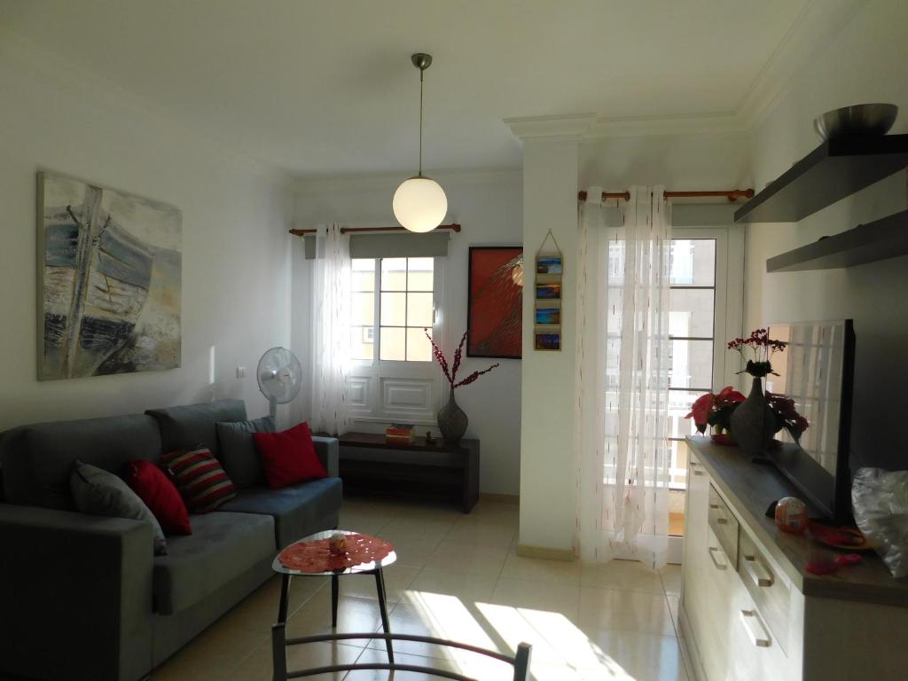 阿布里斯Sol de Tenerife的客厅配有沙发和桌子
