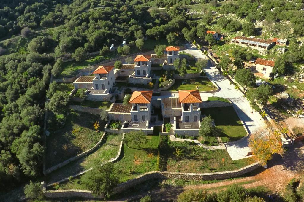 LílaiaLilea Chalet的享有大庄园和房屋的空中景致