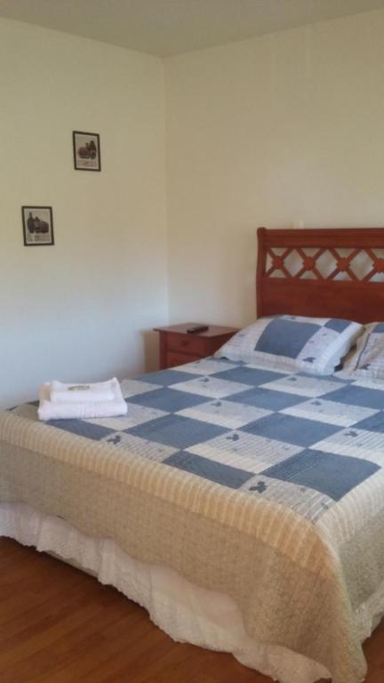 孔斯蒂图西翁Hotel Nogal的客房内的一张蓝色和白色的床