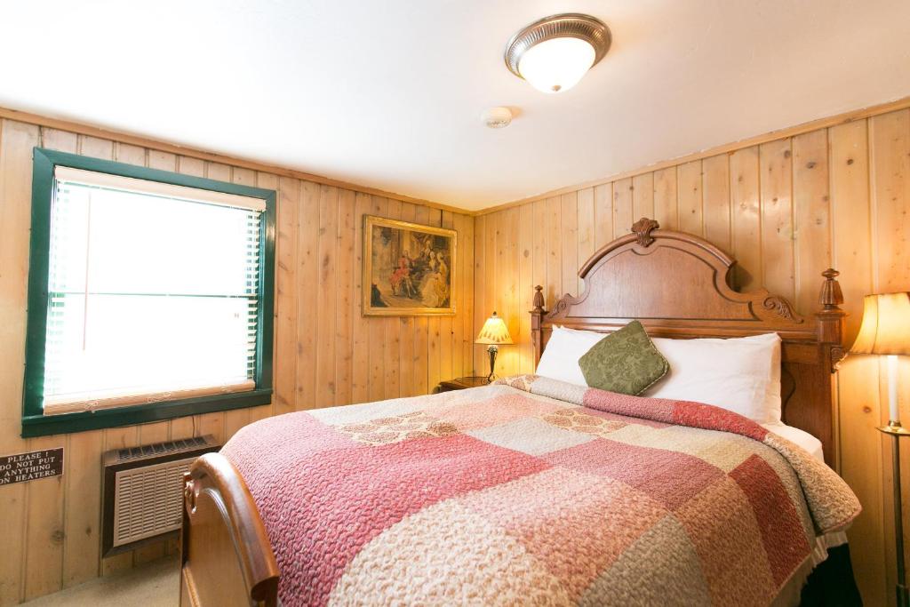 BrightonSilver Fork Lodge & Restaurant的一间卧室设有一张床和一个窗口