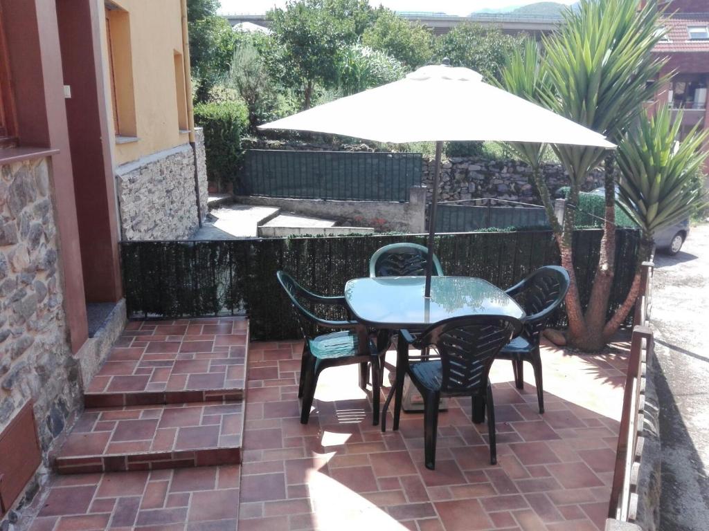 CampomanesCasa Fuente el vache的庭院内桌椅和遮阳伞