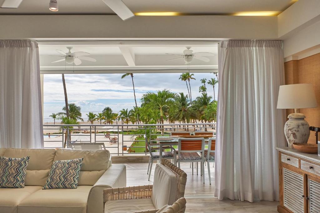 璜多里奥Juan Dolio Costa del Sol的带沙发的客厅,享有海景