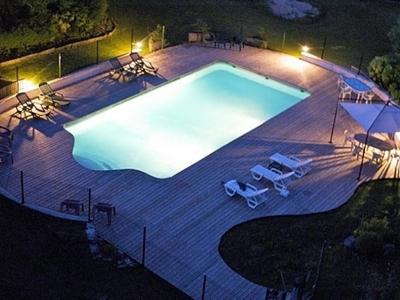 Chaux-des-CrotenayHôtel Restaurant des Lacs的一个夜晚有灯光的空游泳池