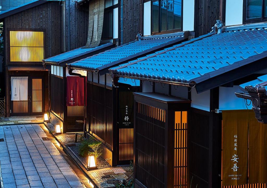 京都伊纳里阿娴度假屋的街道旁的蓝色遮阳篷建筑