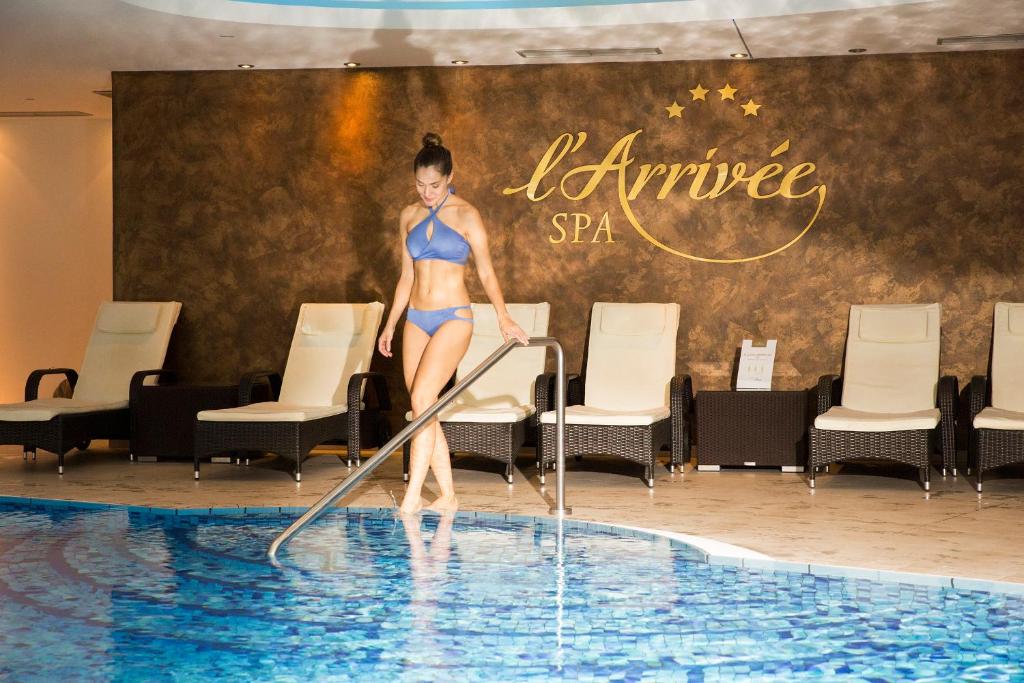 多特蒙德爱威Spa酒店的站在游泳池里的比基尼的女人