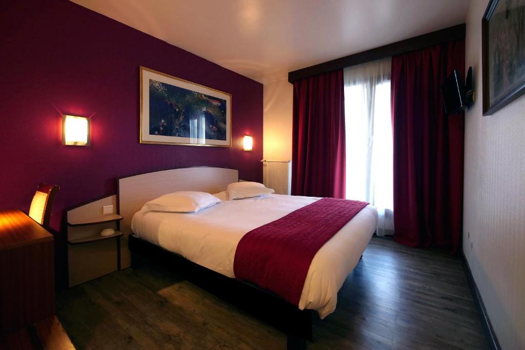 维勒班特维特加兰特酒店的一间卧室设有一张带红色墙壁的大床