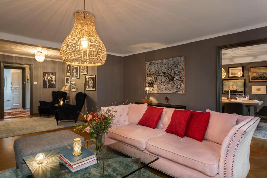 斯德哥尔摩胜利公寓 的客厅配有沙发和桌子