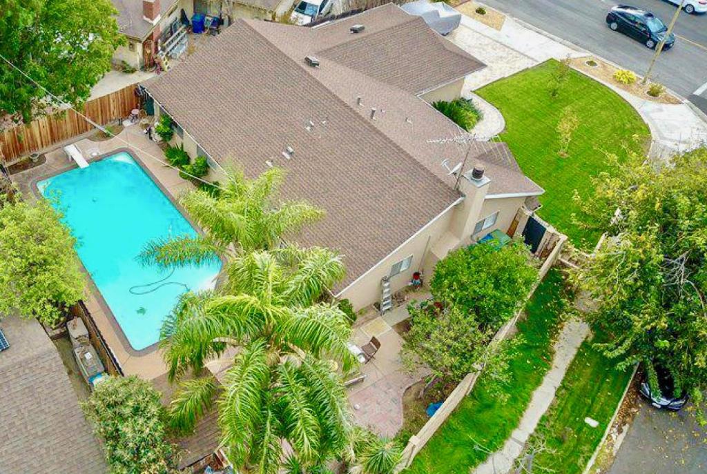 洛杉矶11640 Gothic Avenue的享有带游泳池的别墅的顶部景致