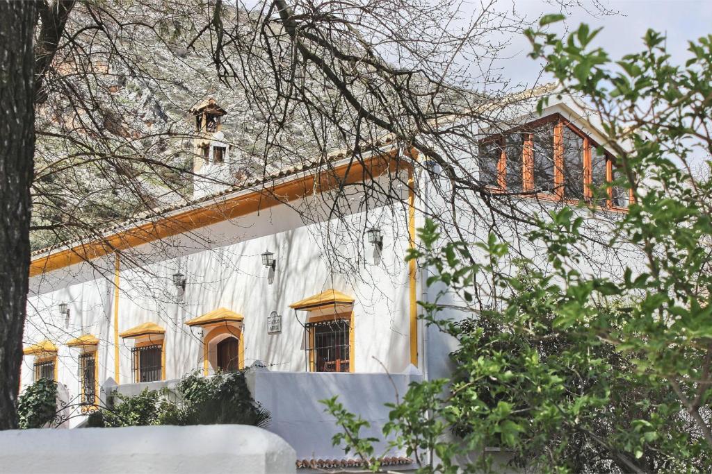普里埃格·德·科尔多巴Cortijo Abril的一座白色的建筑,上面有一座塔