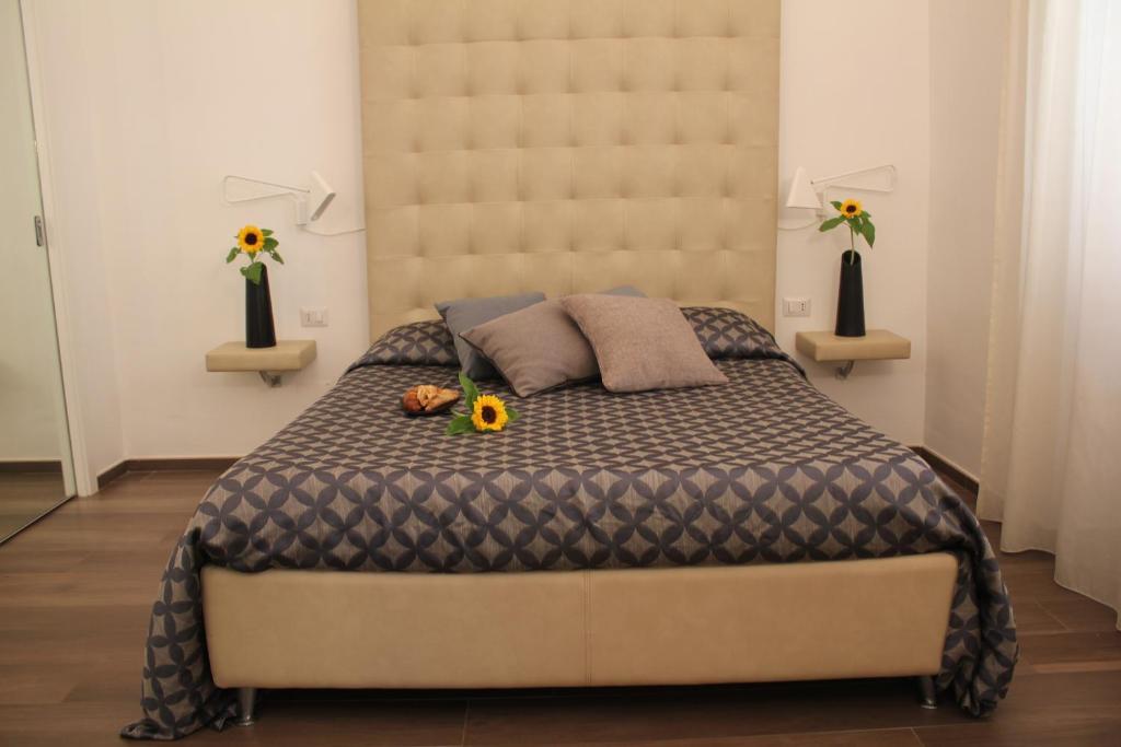 科拉托迪莫拉住宿加早餐酒店的一间卧室配有一张大床和大床头板