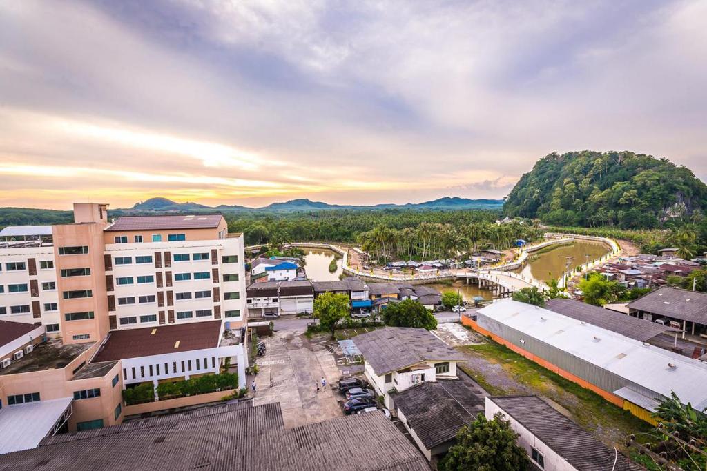 沙敦辛凯塔尼酒店的城市空中景观和建筑