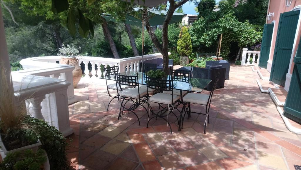 邦多勒La Florentine的庭院里设有桌椅。