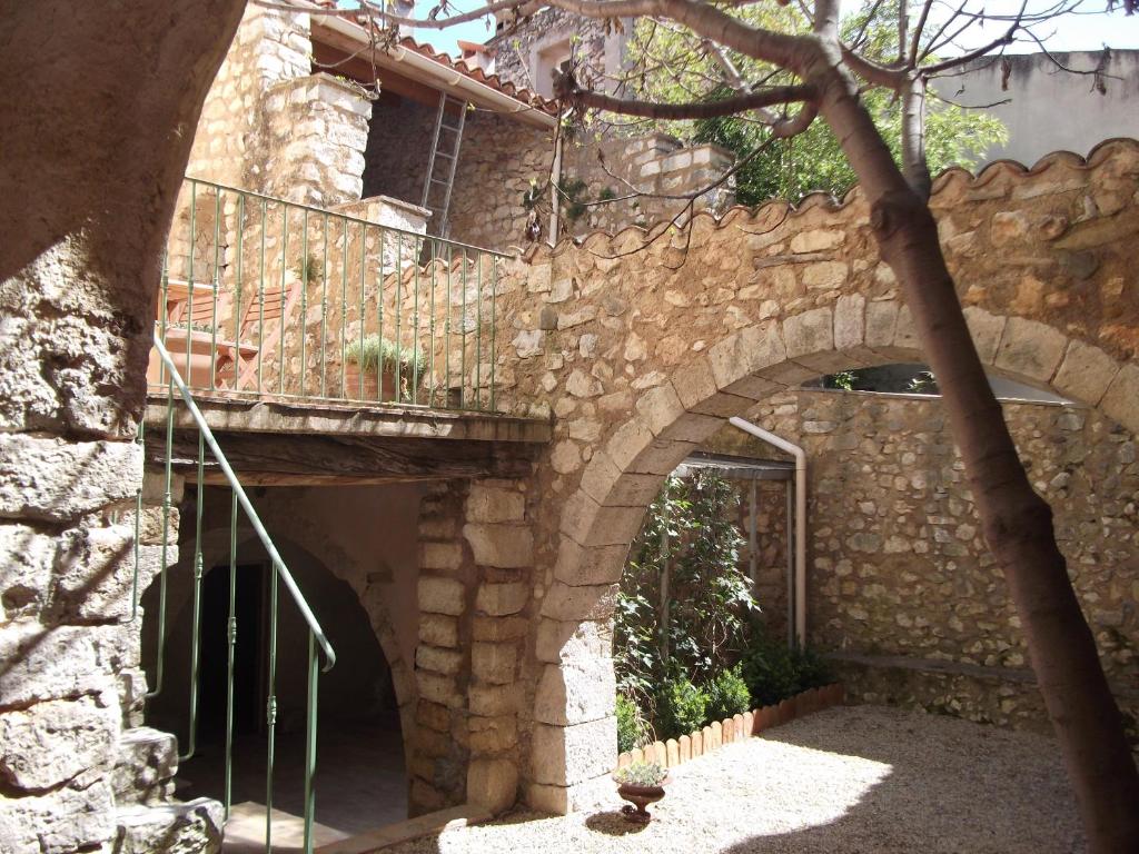 坎松L' ensoleilladou的石砌建筑的拱门,有楼梯