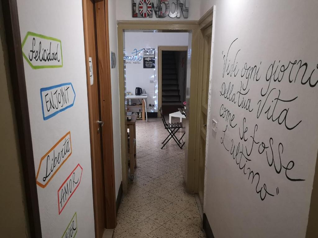 巴勒莫Sunshine Hostel Palermo的走廊上,冰箱边有书写字台