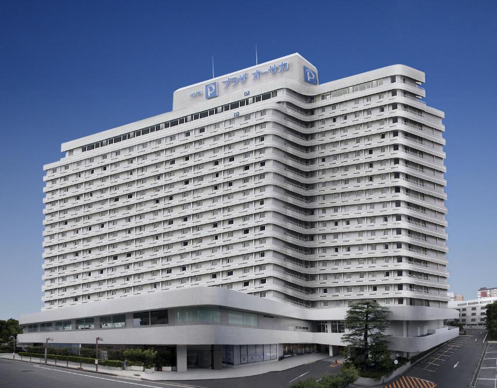 大阪大阪广场酒店的一座白色的大建筑,上面有标志